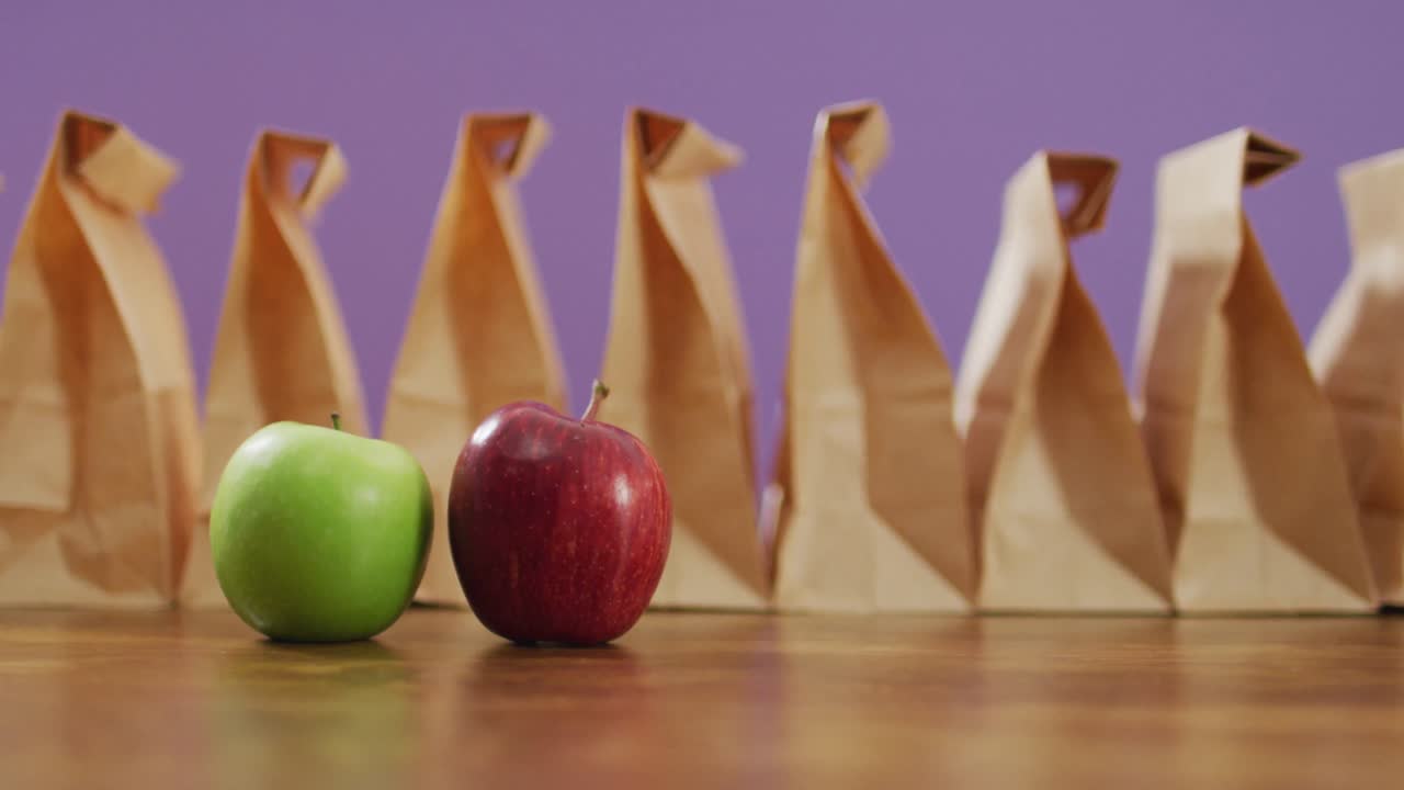 나무 테이블 위 에 있는 과일 의 종이 점심 가방 의 애니메이션