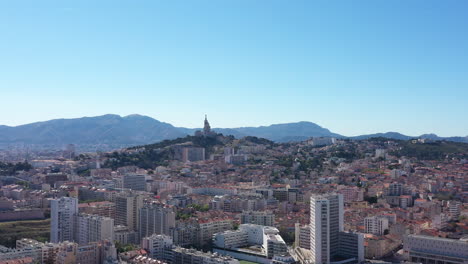 Barrio-Residencial-Endoume-Marsella-Basílica-De-Notre-Dame-En-Segundo-Plano.