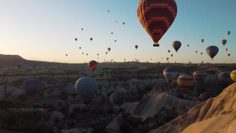 muchos globos de aire caliente llenan el horizonte del cielo de capadocia sobre las chimeneas de hadas