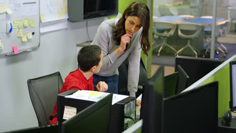 ejecutivos discutiendo en la computadora de escritorio en la mesa 4k