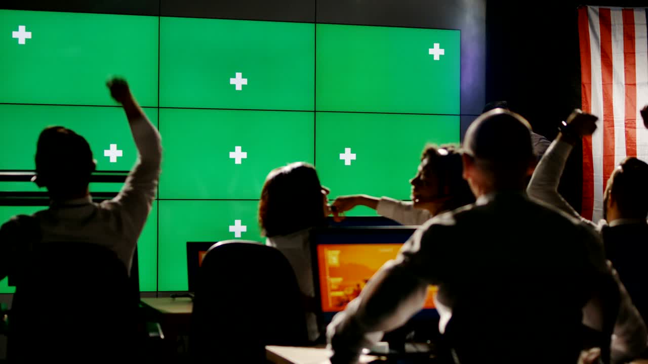 지상 승무원들이 컨트롤 에서 축하하고 있습니다.