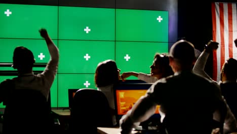 la tripulación de tierra celebra en la sala de control.
