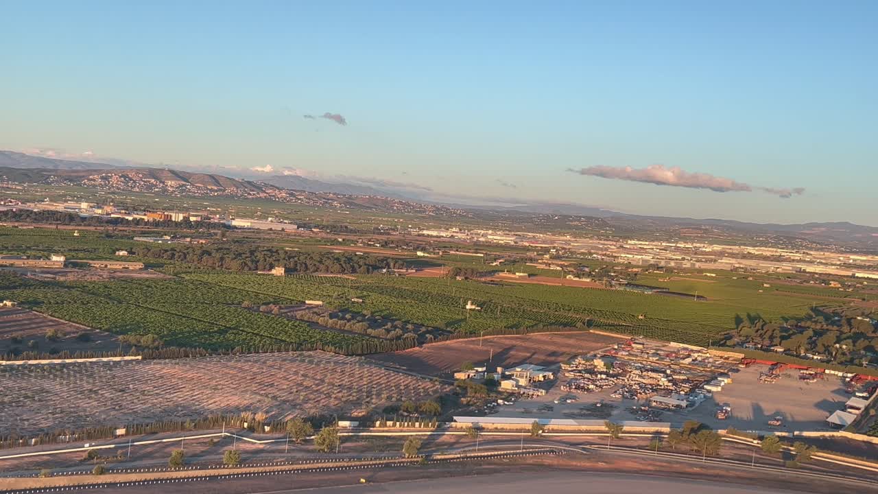 silueta de un avión por la ventana izquierda tomada desde la cabina en un despegue en tiempo real al amanecer