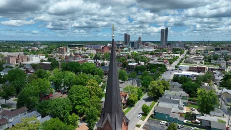 Kirchturm-Mit-Blick-Auf-Die-Skyline-Von-Fort-Wayne,-Indiana