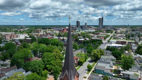 인디애나 주 포트 웨인 (fort wayne) 의 스카이라인을 볼 수 있는 교회 탑