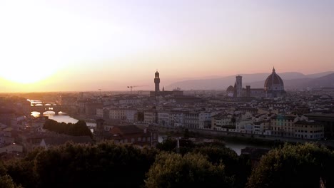 Panorama-Aéreo-4k-De-La-Ciudad-De-Florencia,-El-Río-Arno-Y-El-Ponte-Vecchio-Al-Atardecer