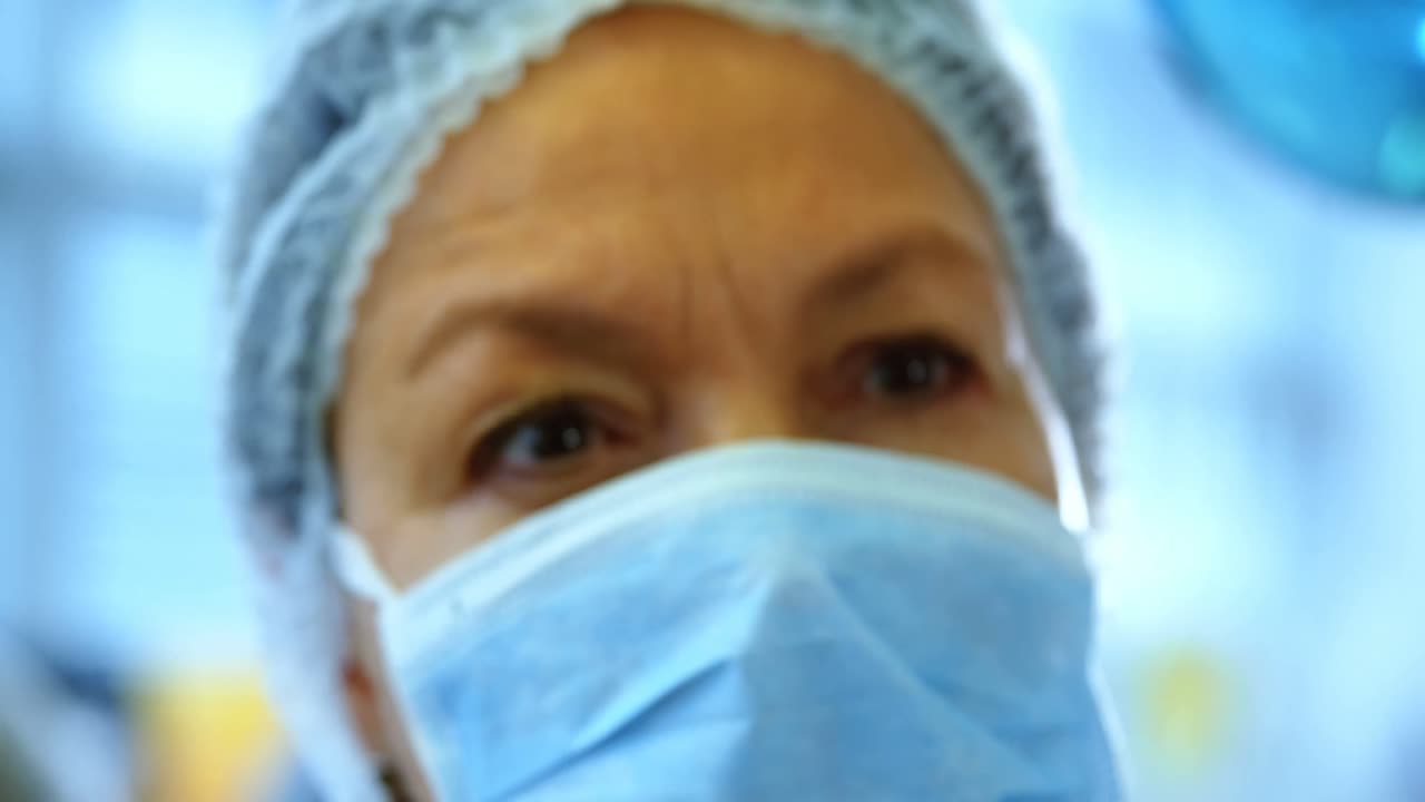 científica experimentando en el laboratorio 4k