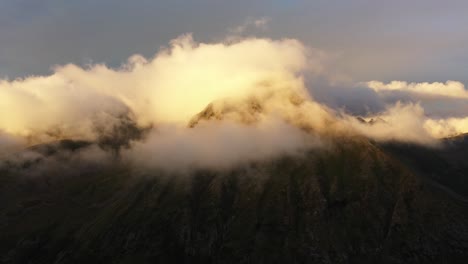 挪威日落時劇烈的雲層形成