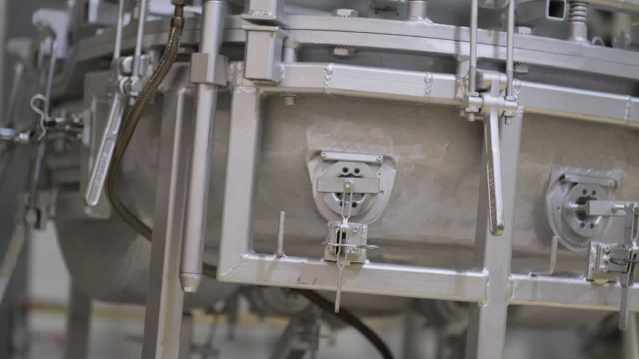 작동 중인 회전 성형기의 근접 촬영, 플라스틱 제조