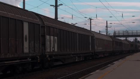 viejo tren parado en la estación