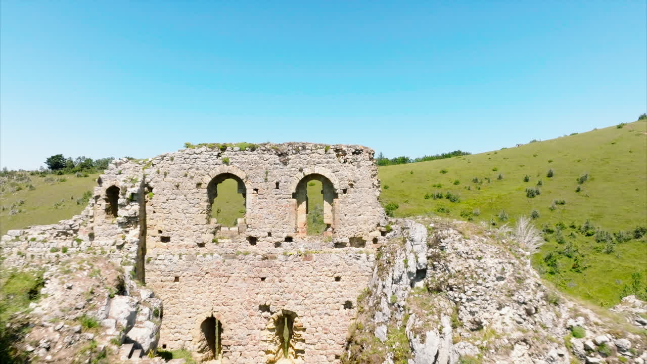 Vista aerea in movimento dalla finestra antica delle rovine del castello cataro di Roquefixade in Francia.