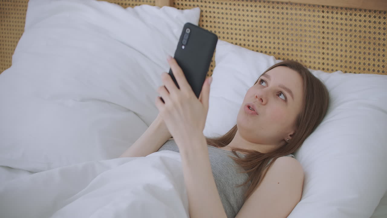 캐주얼 옷을 입은 여성의 초상화 페이스타임 비디오 통화 집에서 스마트폰으로 전화 화면에서 사람들에게 손을 흔들고 컨퍼런스 미팅 온라인 앱을 사용하여 사회적 거리두기