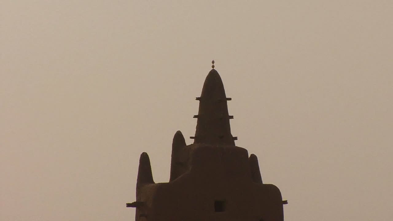 Allontanarsi con lo zoom dalla famosa moschea di Djenné, Mali