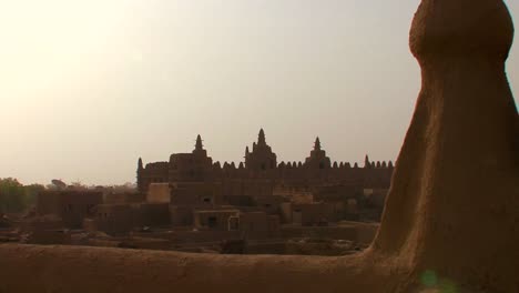 Alejarse-De-La-Famosa-Mezquita-De-Djenne-Mali