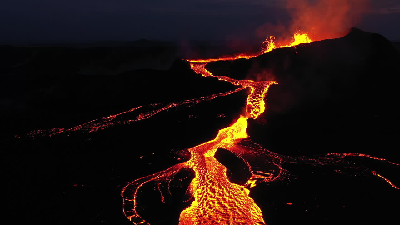 flujo de lava por la noche