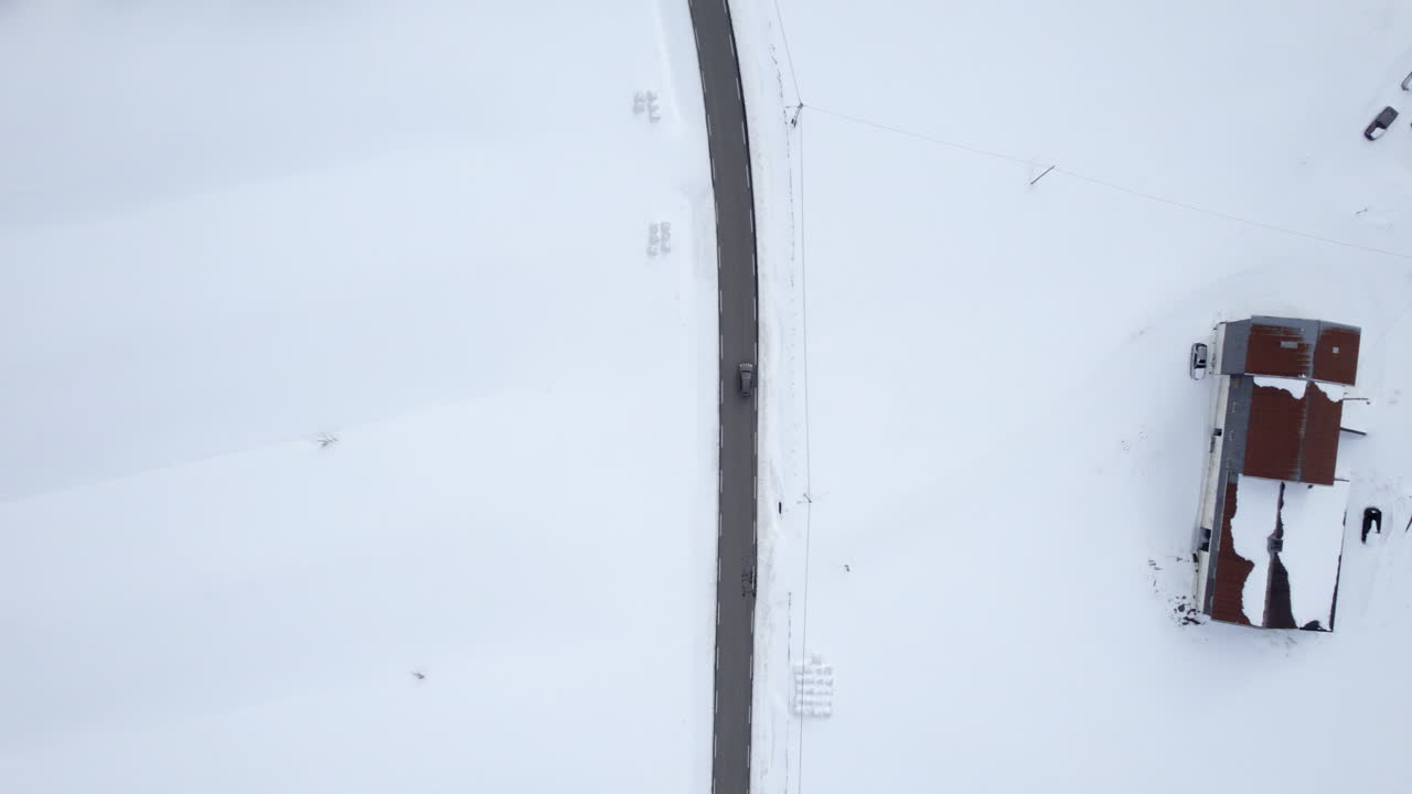 노르웨이의 노르웨이 시골길에서 운전하는 suv 차량, 총 4k 다음 새 보기