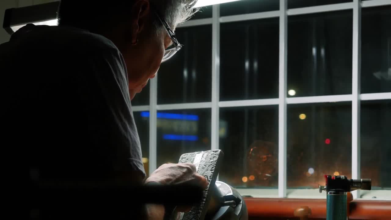 작업실 에서 일 하는 장인 여자