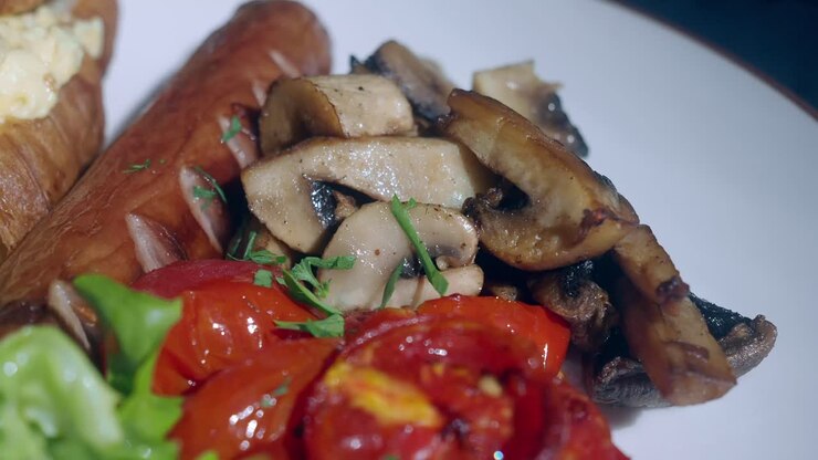 Colazione con croissant, salsiccia e verdure