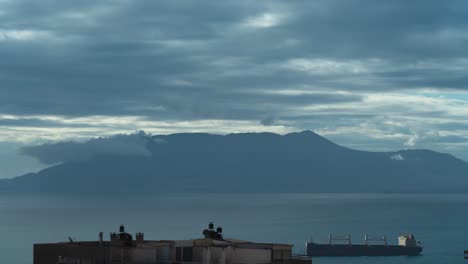 Zeitraffer-Des-Meeres-Und-Juan-Lopez-In-Antofagasta,-Chile,-Sonnenuntergang-Der-Wolken-Im-Meer-Und-Den-Hügeln