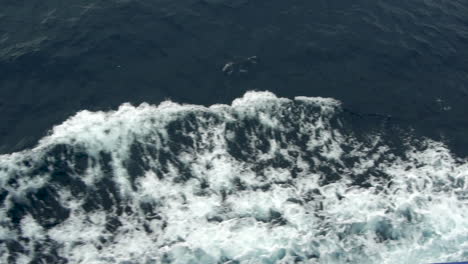 El-Barco-Se-Mueve-Y-Hace-Olas-En-El-Mar