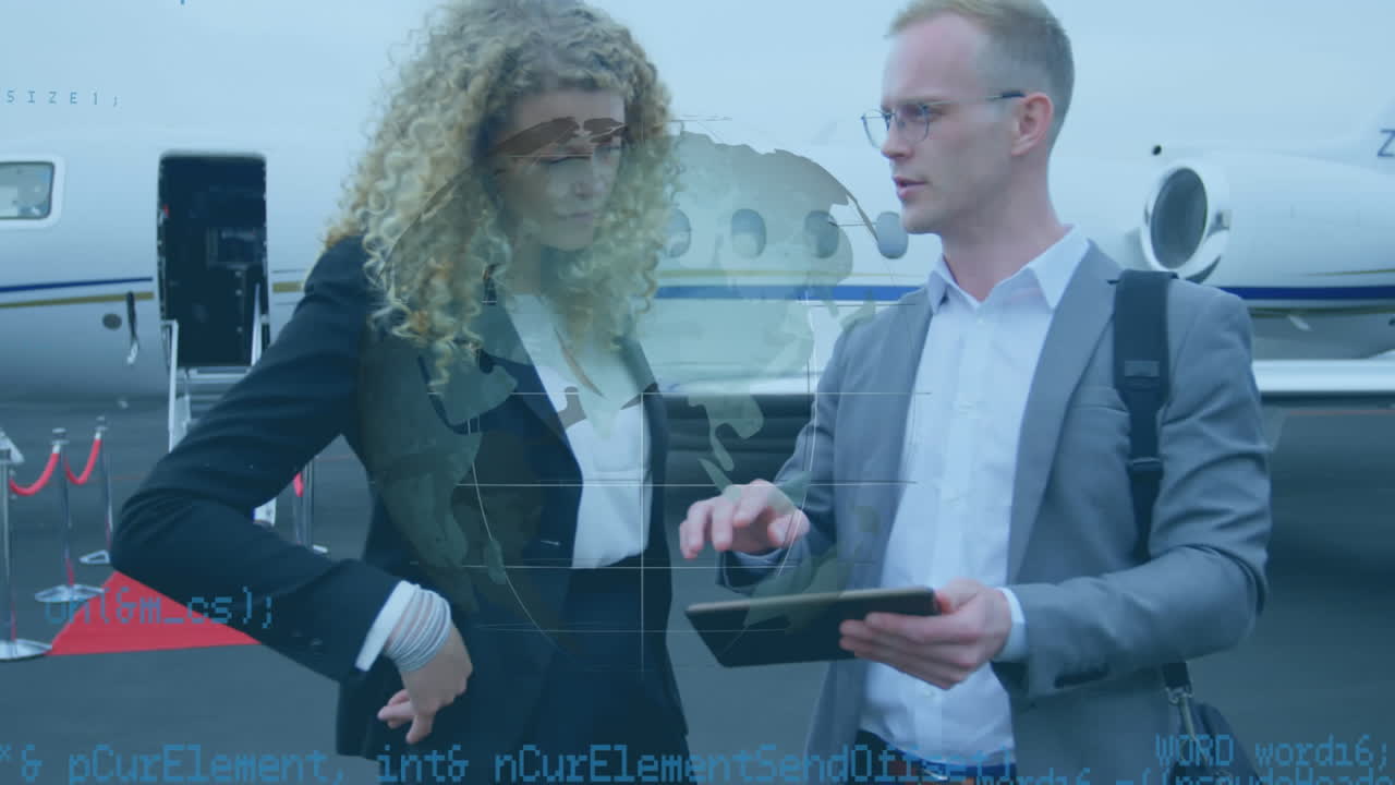 globo y procesamiento de datos sobre hombre de negocios y mujer de negocios utilizando tableta digital en la pista del aeropuerto