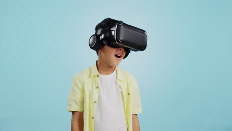 Vr,-Niño-Y-Gafas-Con-Videojuegos.