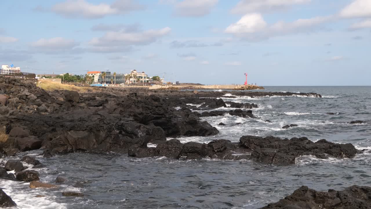 태양이 있는 한국 제주도 연안의 바위와 바닷물