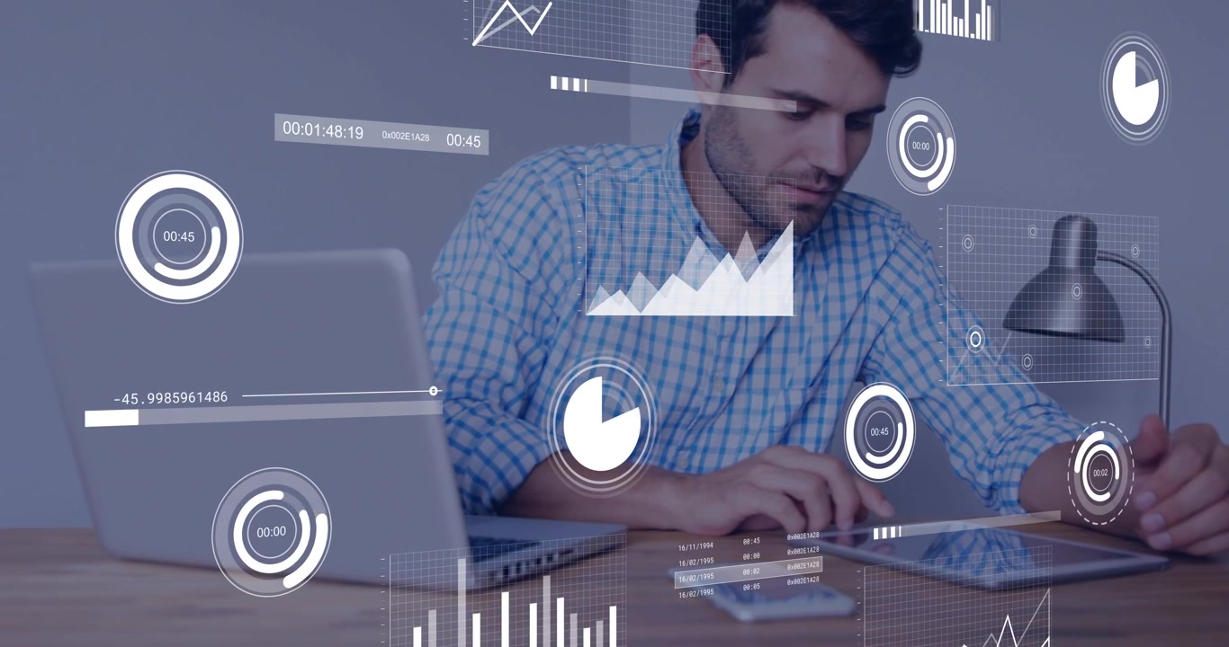 Hombre inclinándose hacia una tablet, alternando entre escribir y tocar mientras los gráficos HUD cambian para finanzas.