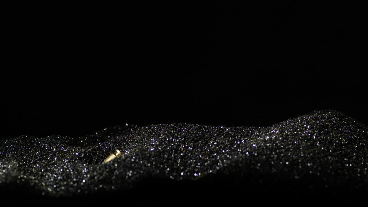 9x19-мм парабелловые патроны падают в кучу пулевых гранул