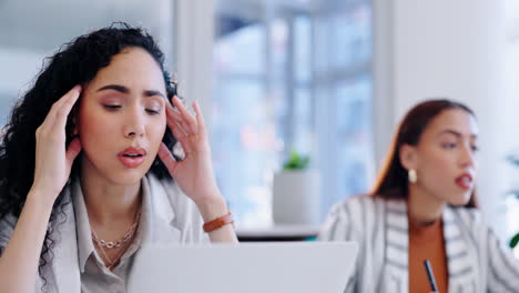 agotamiento, dolor de cabeza y mujer de negocios en la computadora portátil