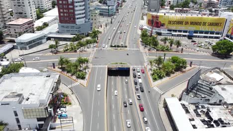 santo domingo, república dominicana - mayo de 2023 - vista desde un avión no tripulado sobre la avenida 27 de febrero con tráfico el domingo por la tarde