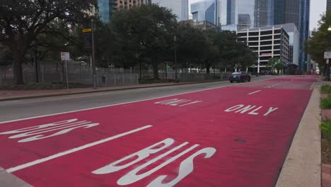 único-Carril-Bus-En-La-Calle-Milam-En-El-Centro-De-Houston