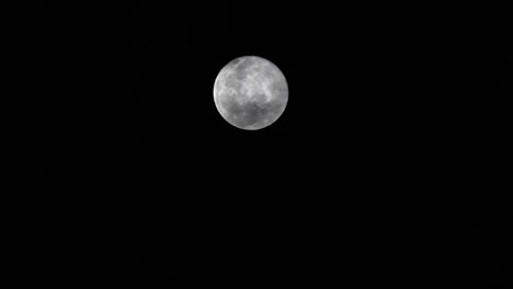 Schwarzer-Himmel-Mit-Vollmond-Und-Wolken,-Die-Darüber-Ziehen