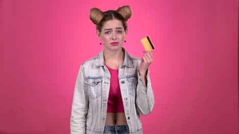 una adolescente con una tarjeta de crédito