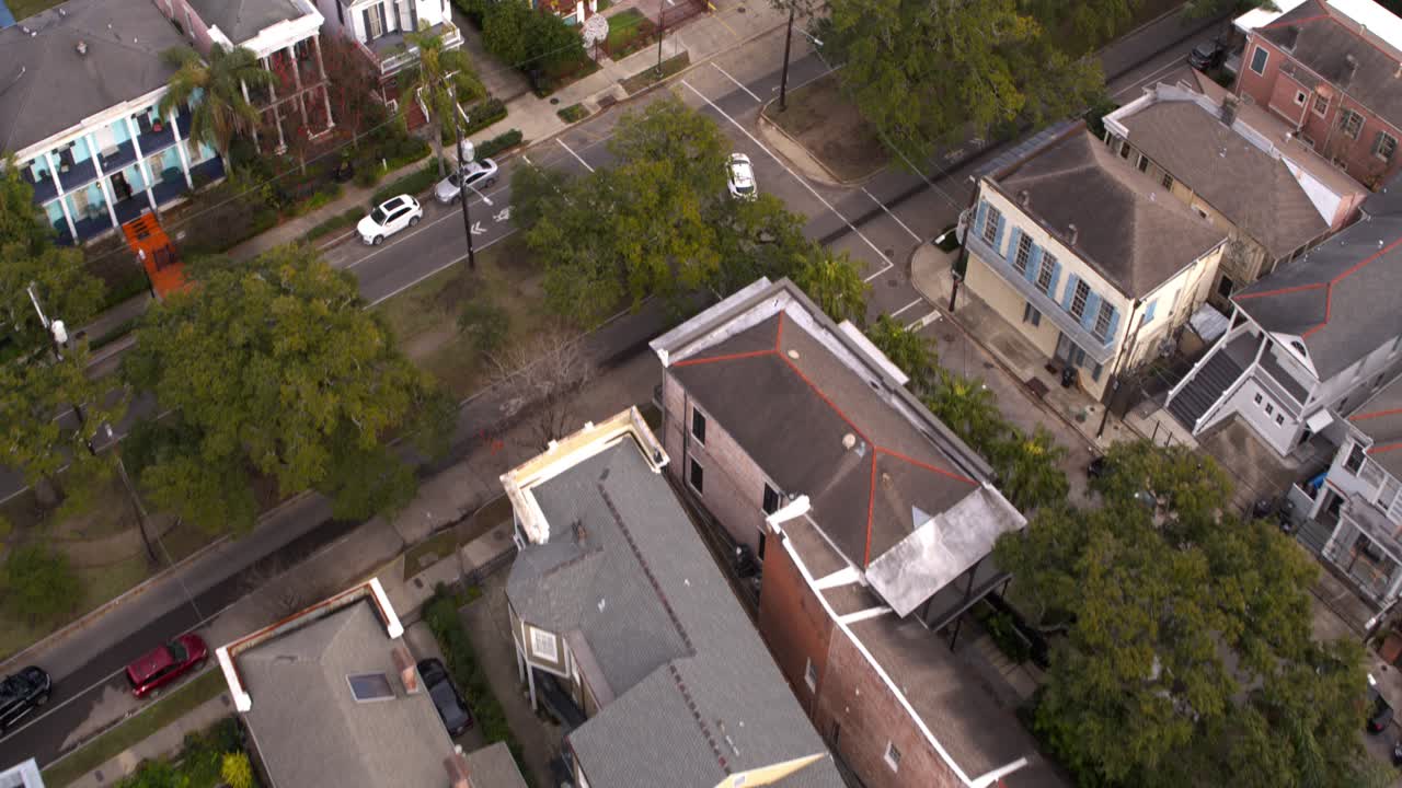 vista a vista de pájaro de las casas en nueva orleans, luisiana