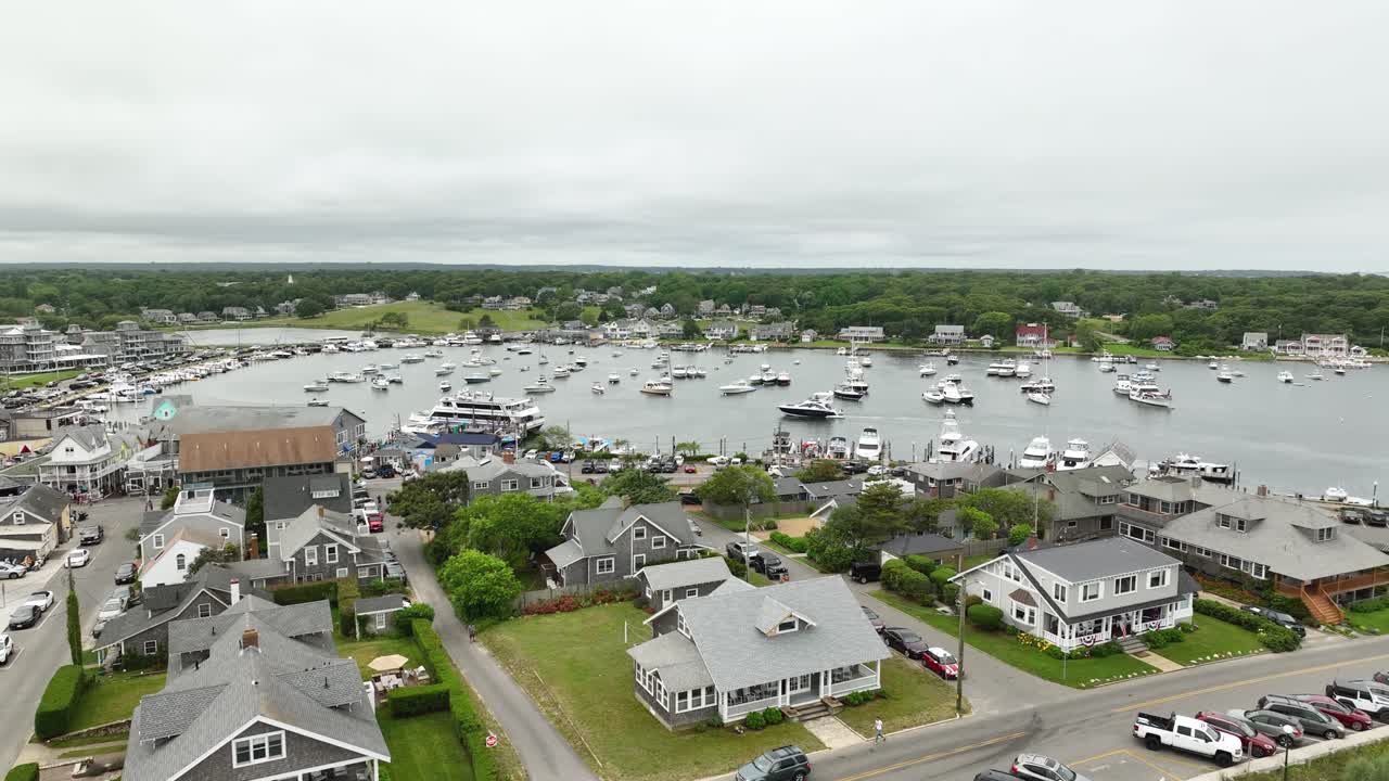 마르타의 포도원 섬에 있는 오크 블러프스 마리나 (oak bluffs marina) 의 공중 촬영