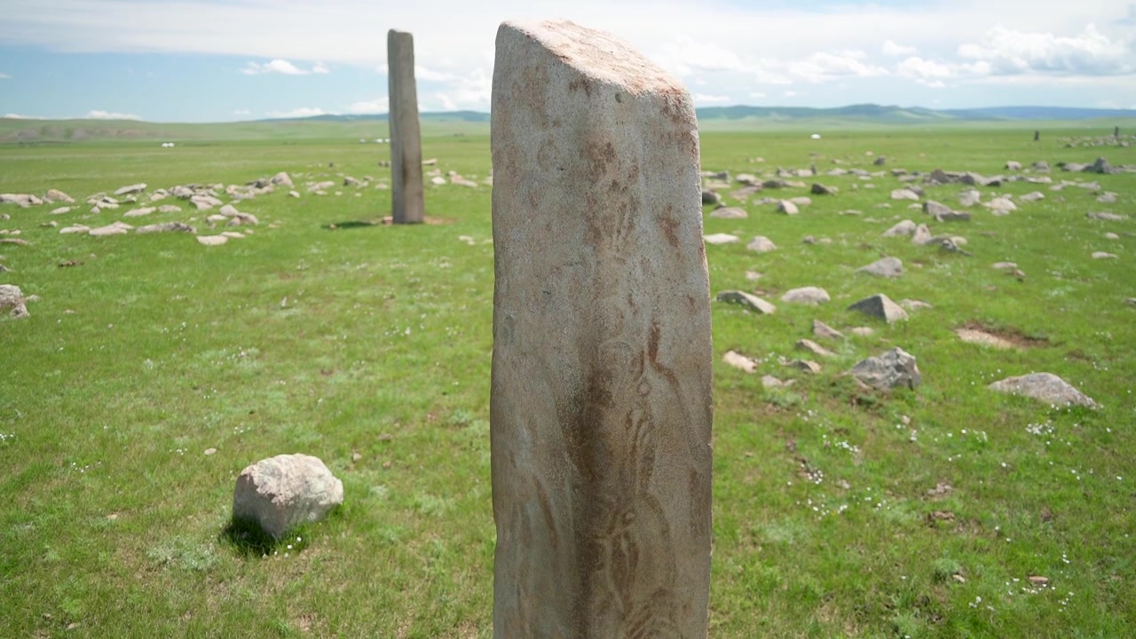 Muinainen peurakivimonumentti Mongolian arolla