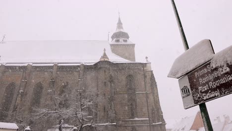 Snowstorm-Over-Gothic-Architecture-Of-Black-Church-In-Brasov,-South-eastern-Transylvania,-Romania-During-Winter