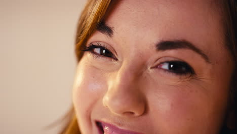 Foto-De-Estudio-De-Cabeza-Y-Hombros-De-Una-Mujer-Natural-Riendo-Que-Promueve-La-Positividad-Corporal