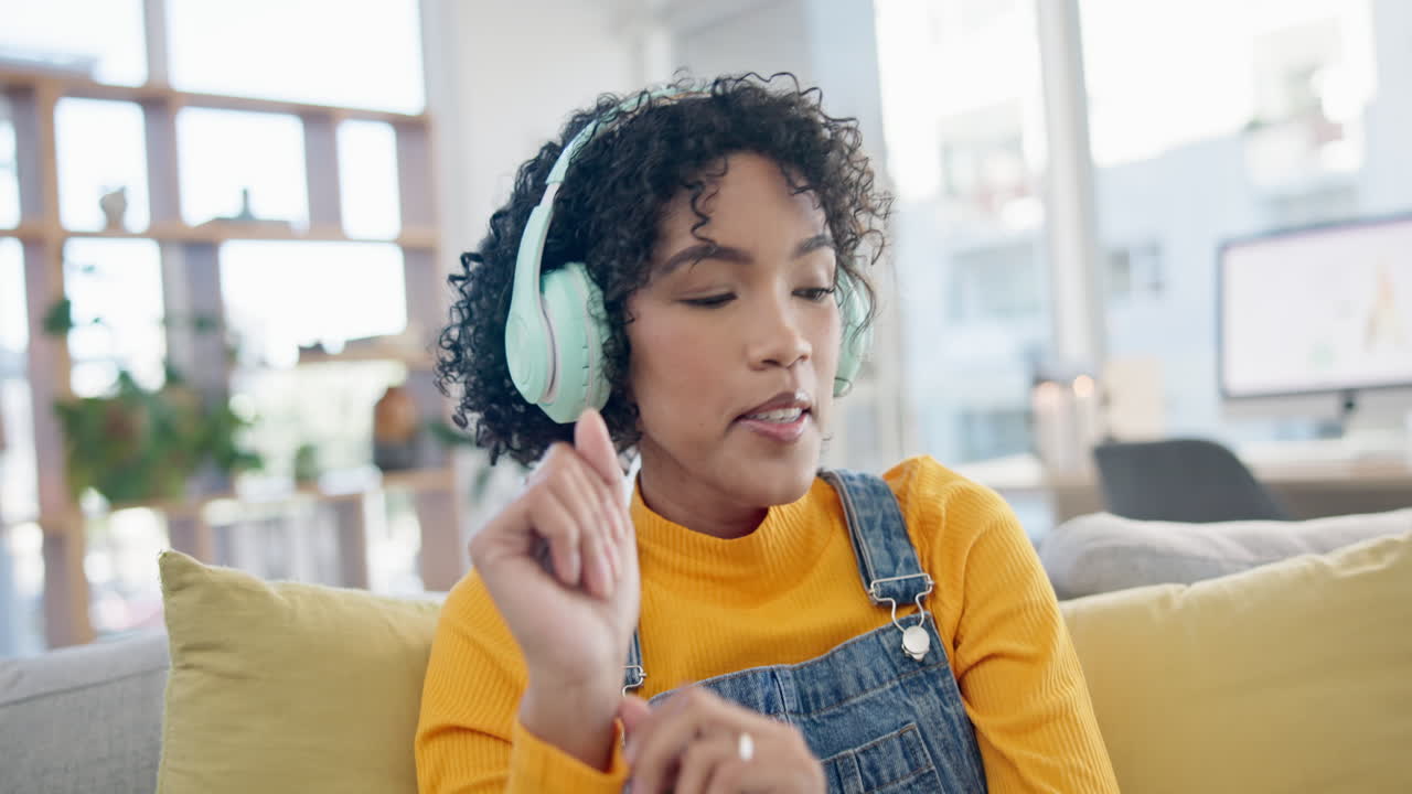 música, energía y baile con una mujer en el sofá