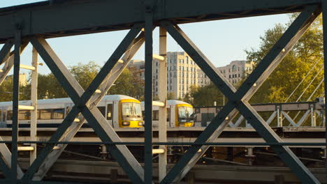 Bahnsteig-Des-Bahnhofs-Charing-Cross-In-London-Im-Zuge-Der-Covid-Pandemie-Sperre,-2020