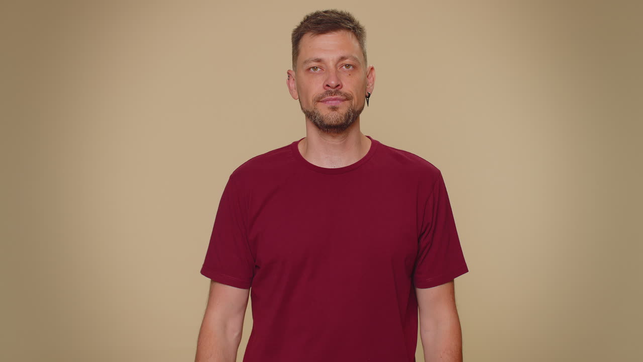 sincero responsable hombre guapo levantando la mano para tomar juramento, prometiendo ser honesto y decir la verdad