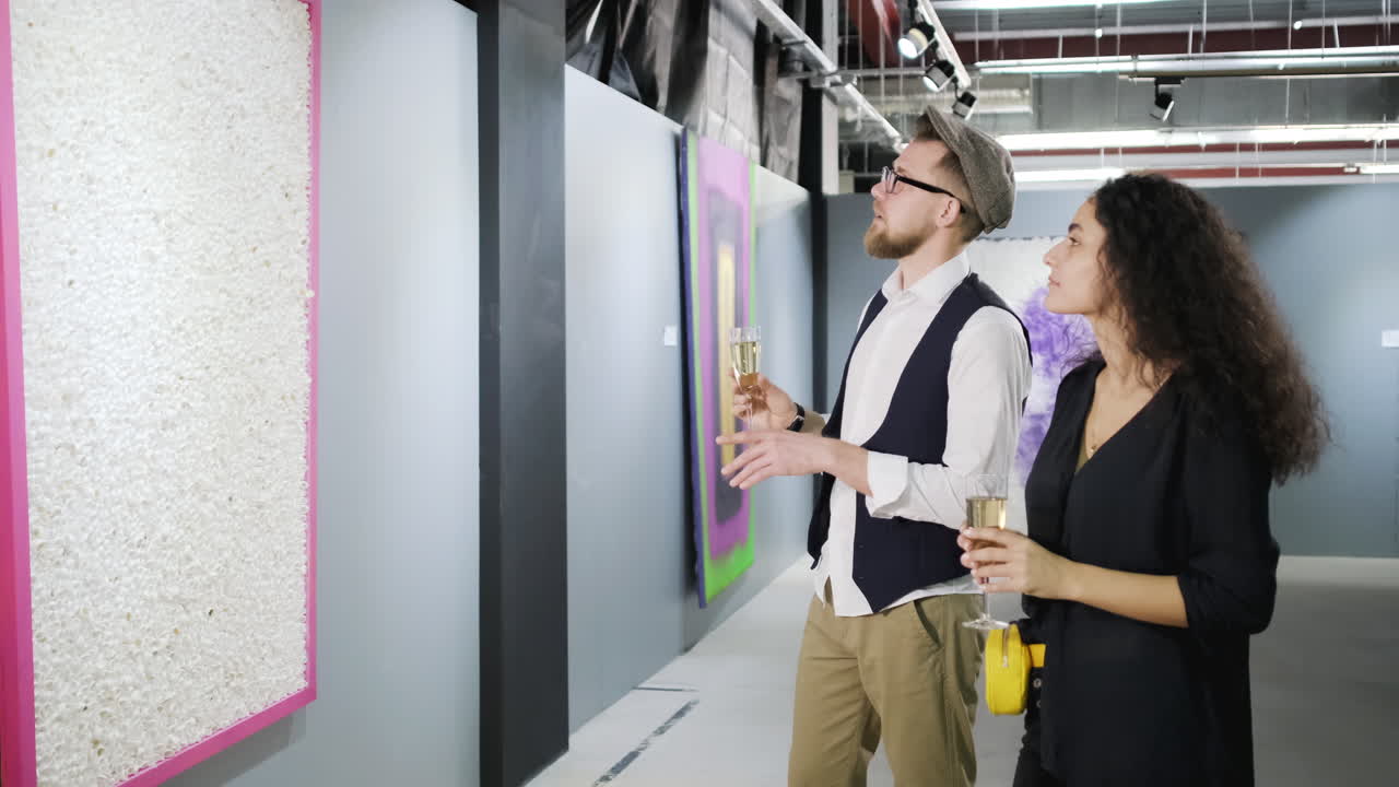미술 전시회 에서 페인 을 즐기는 부부
