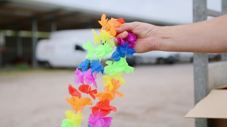 Una collana di fiori hawaiana colorata al rallentatore