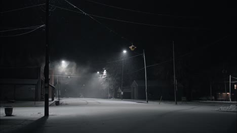 Winter-Schneefall-In-Der-Nacht-Schneit-Auf-Der-Stadtstraße