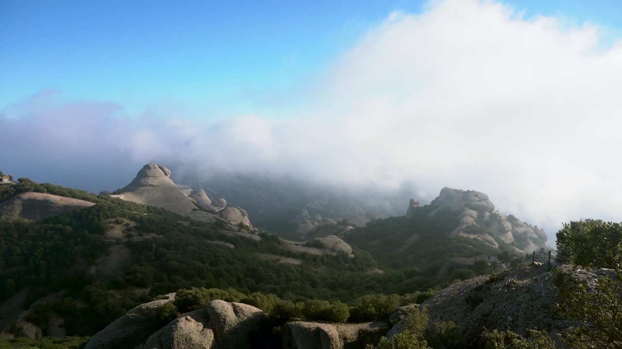 lapso de tiempo de espesa niebla a la deriva sobre la piedra y el valle de cepillo con la gente de senderismo
