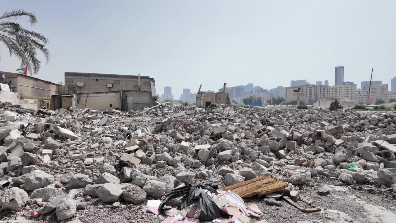 Un mondo nascosto e abbandonato oltre lo skyline moderno degli Emirati Arabi Uniti