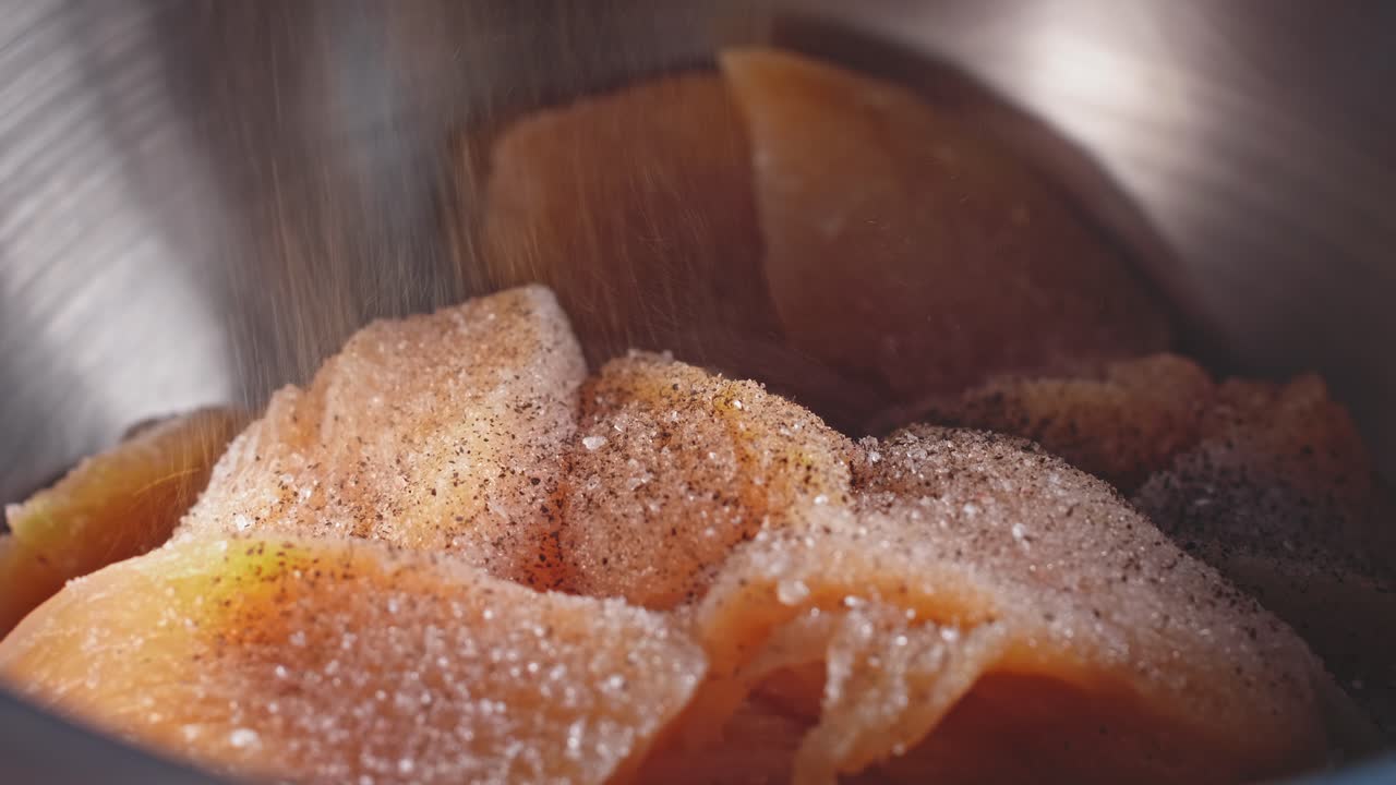 허브와 향신료로 맛을 낸 그릇에 갓 자른 껍질 없는 닭 가슴살