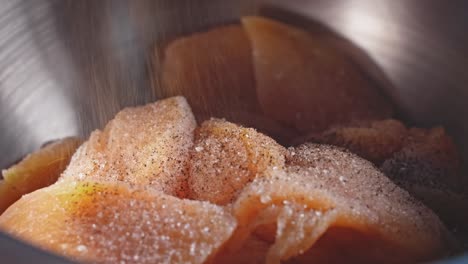 pechuga de pollo sin piel recién cortada en un bol sazonada con hierbas y especias