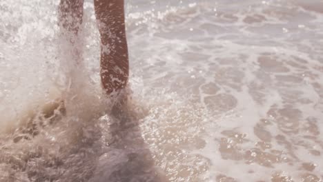 mujer corriendo en el mar